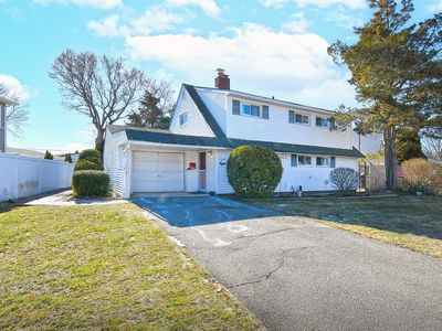 8 Autumn Lane, Hicksville, NY, 11801