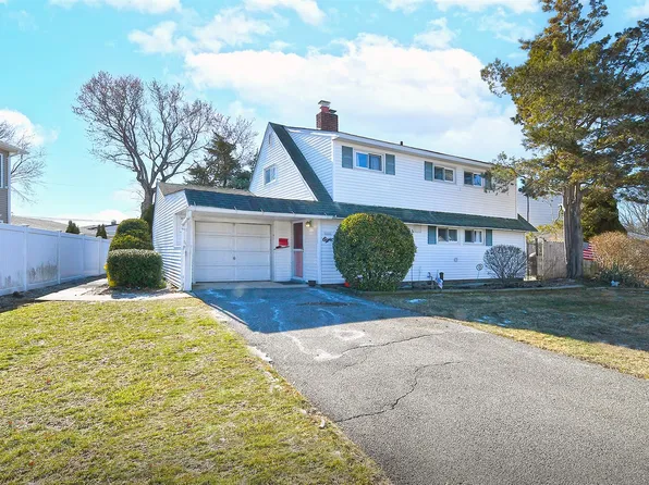 8 Autumn Lane, Hicksville, NY 11801