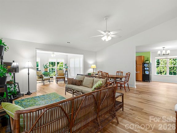 4th image of 54 English Oak Rd