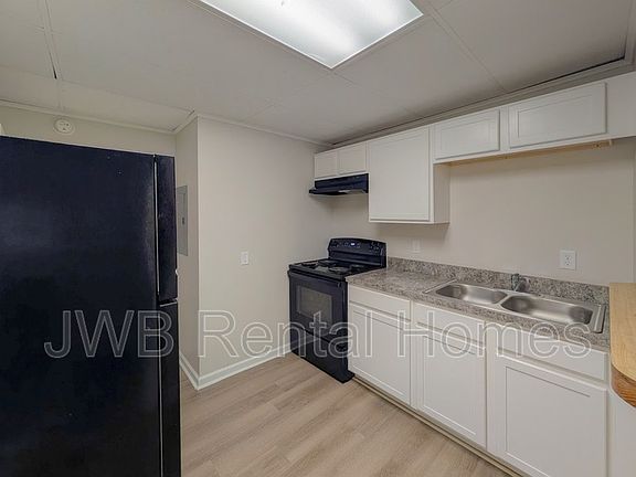 3rd image of 1204 Glencoe St APT 4