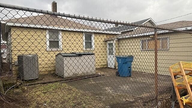 2nd image of 1337 Truman St
