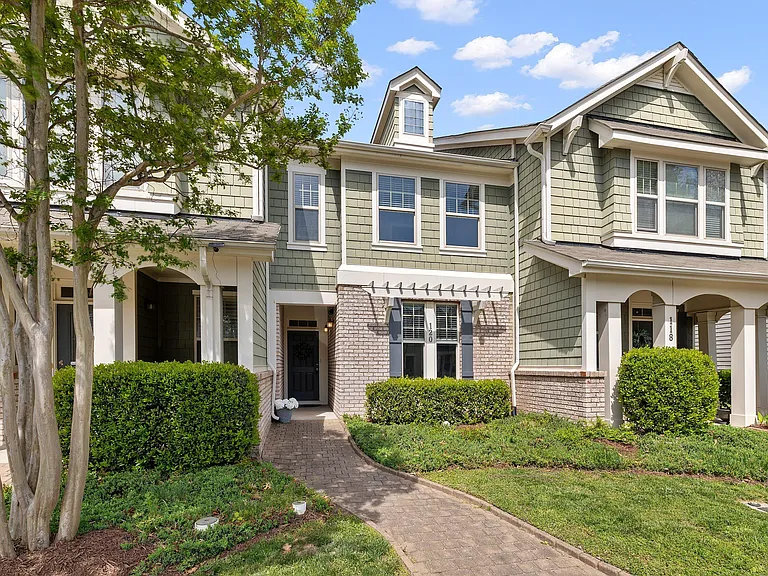 120 Point Comfort Ln — Photo 1