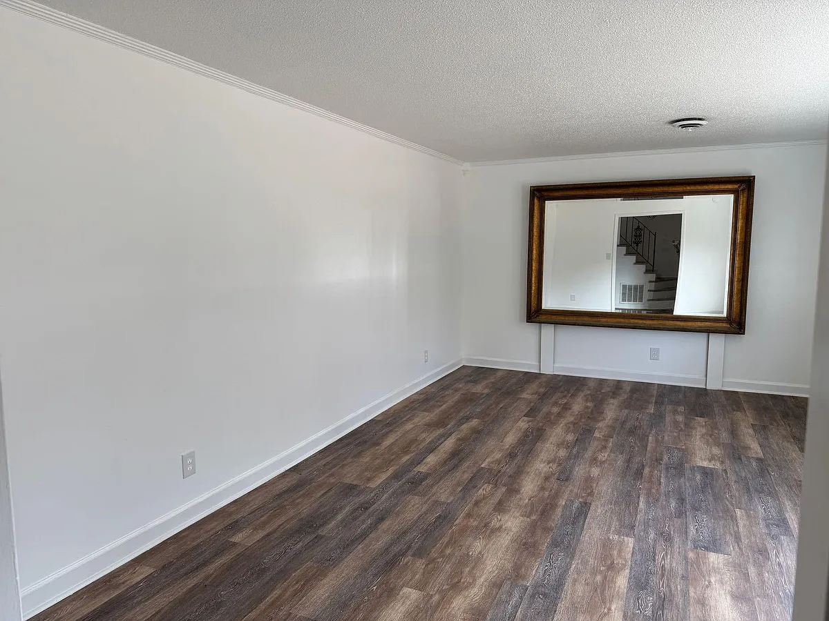 Building Photo - 528 River Oak Dr