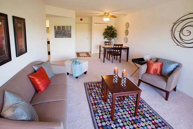 METRO TOWER APARTMENTS — Photo 6