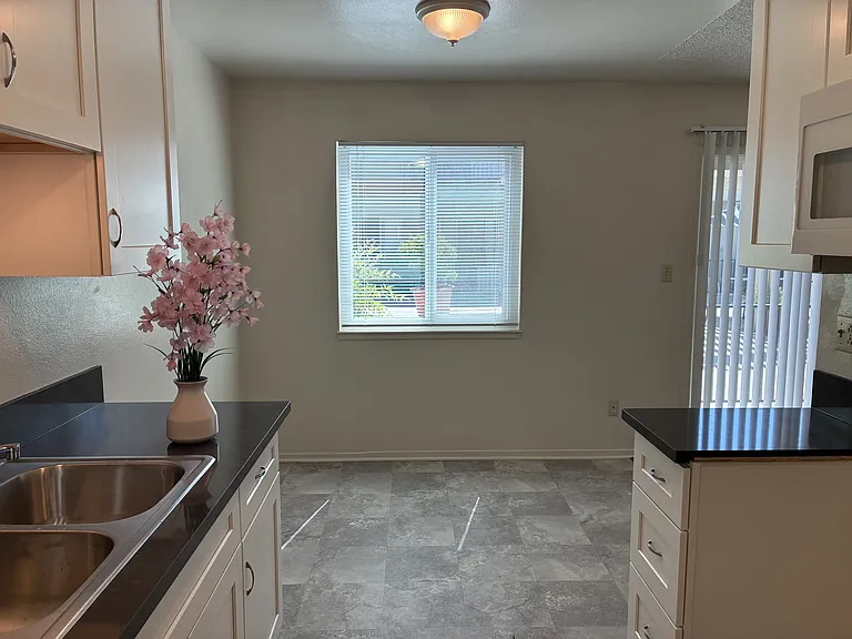140 Covena Ave #12 — Photo 5