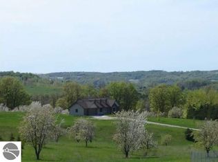 11390 Richlyn Dr, Suttons Bay, MI 49682