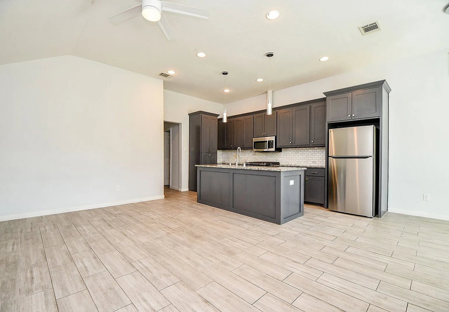 3 bed, 2.0 bath, 1180 sqft, $1,950 — Photo 4