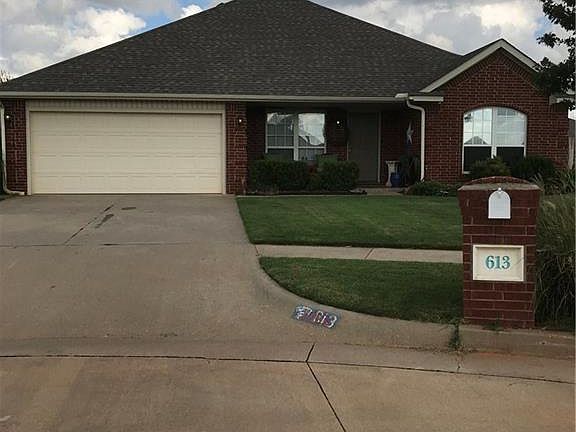 3rd image of 613 Eastview Cir