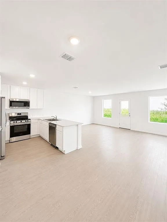 4 bed, 2.0 bath, 1733 sqft, $2,050 — Photo 4