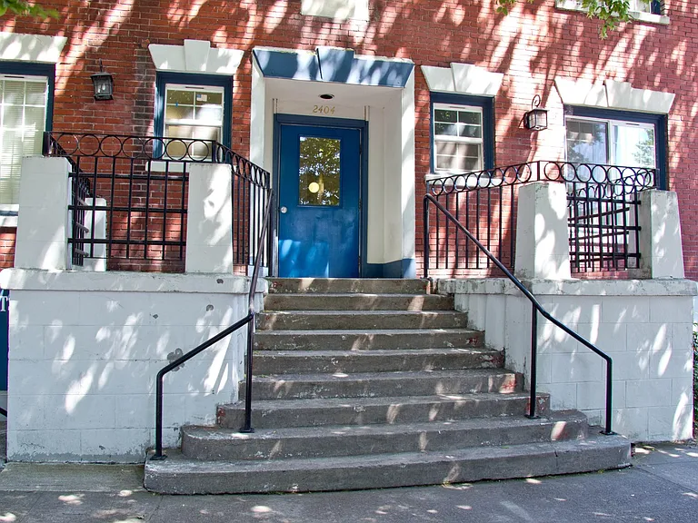 2404 N Vancouver Ave — Photo 2