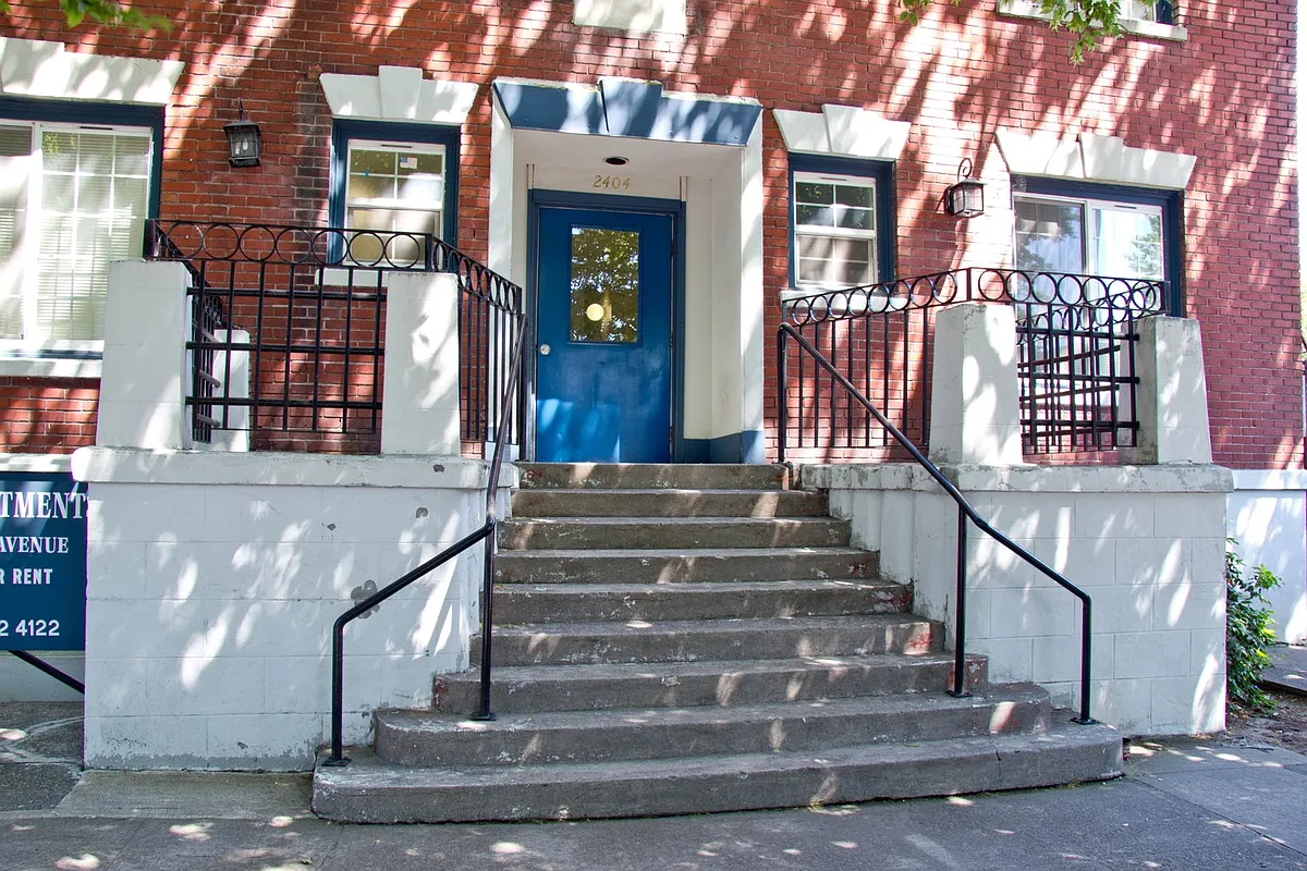 Building Photo - 2404 N Vancouver Ave