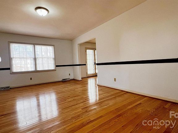 4th image of 1325 Leolillie Ln