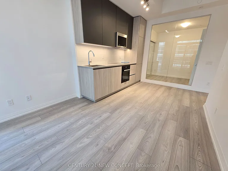 400 King St W #712 — Photo 4