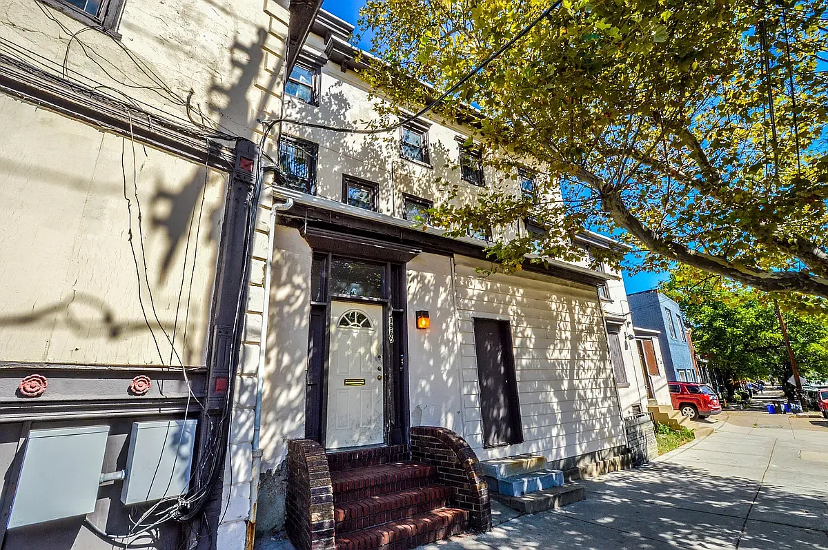 3 bed, 900 sqft, $2,500 — Photo 1