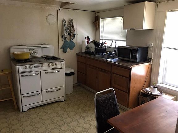 Kitchen with gas appliances. Wedgewood stove