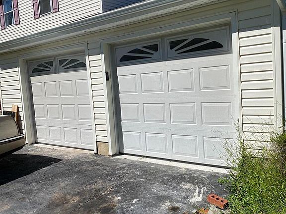 3rd image of 1566 Campus Dr