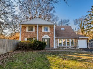 4 Vale Ct, Mount Sinai, NY 11766