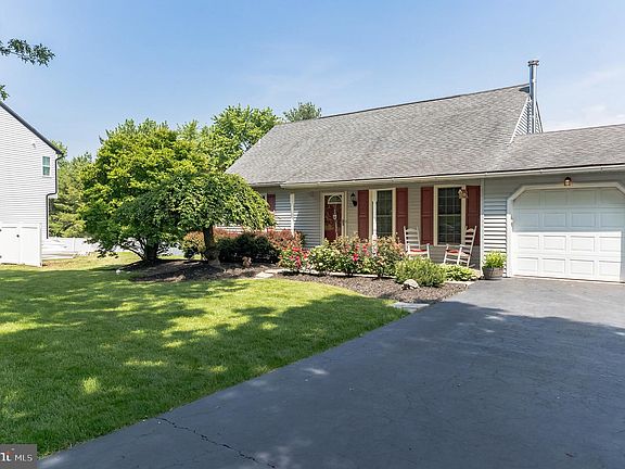 3rd image of 7 Yarrow Ct