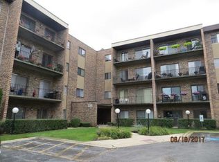 725 W Huntington Commons Rd APT 206, Mount Prospect, IL 60056