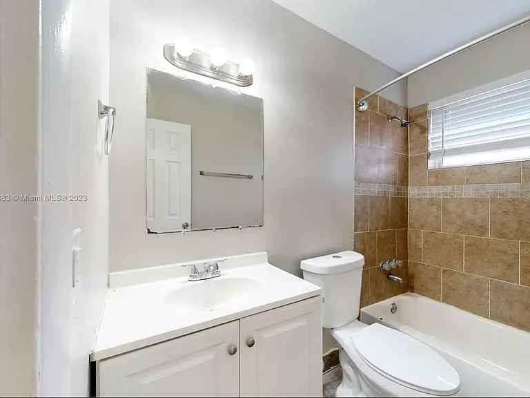 2576 NW 64th Ter — Photo 14