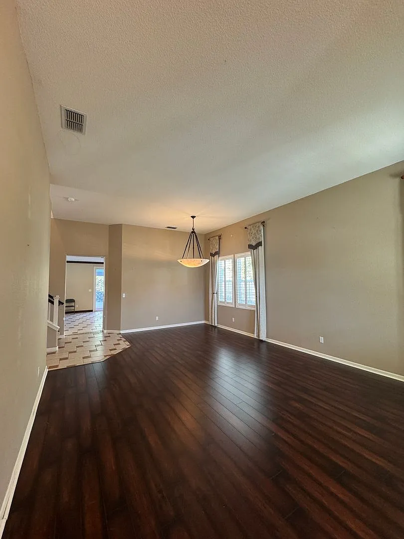Custom-Built Home near Paradise Valley Golf Course — Photo 2