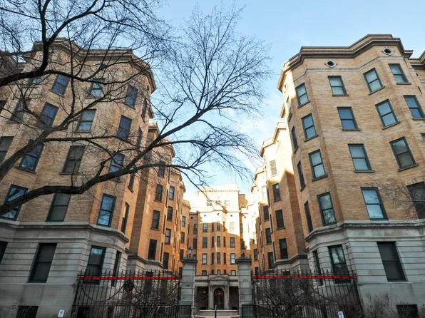 550 W Surf St #C-215, Chicago, IL 60657
