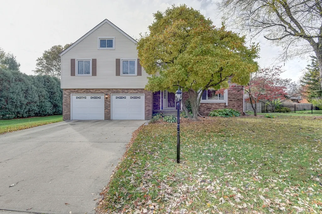 1015 Harrington Dr photo 1