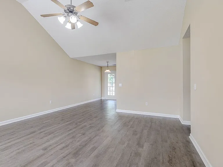 106 Mustang Dr — Photo 8