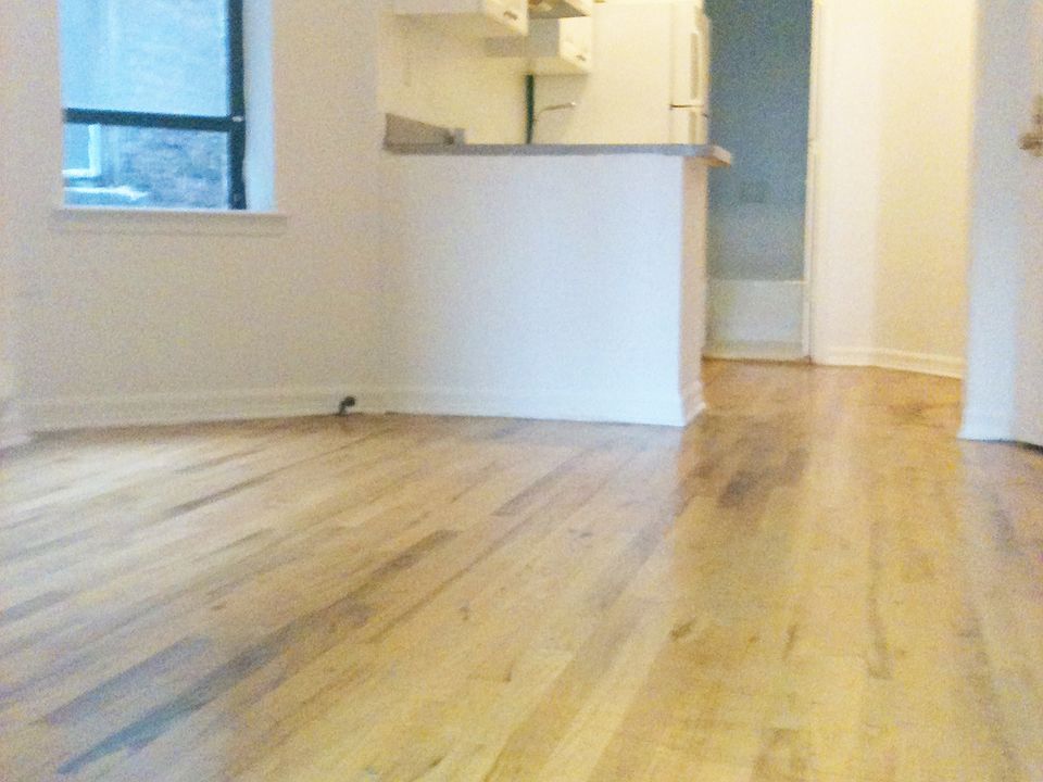 1st image of 318 W 49th St #18