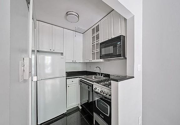 5th image of 313 E 73rd St APT 1C