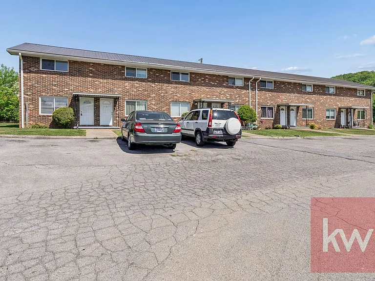 340 E Carters Valley Rd — Photo 32