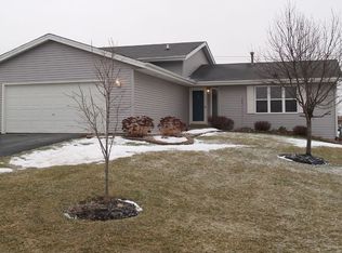 10192 Fawn Prairie Dr, Roscoe, IL 61073