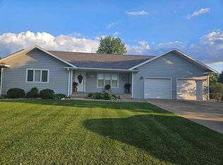 1322 8th St, Hull, IA 51239