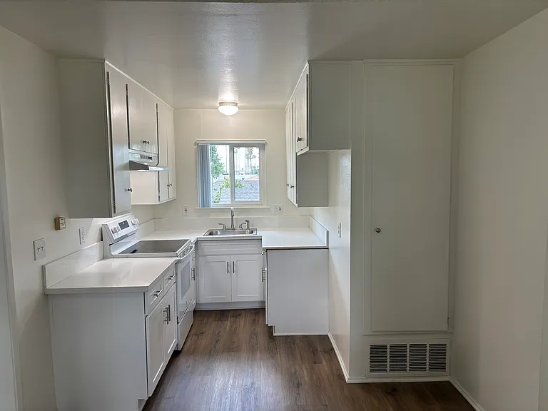371 N Oak St #F — Photo 8