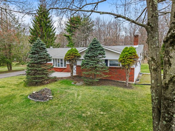 124 Summit Ave, Pocono Summit, PA 18346