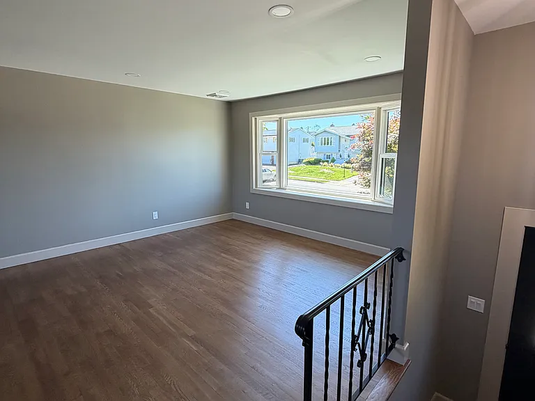 469 Elmhurst Ave — Photo 10