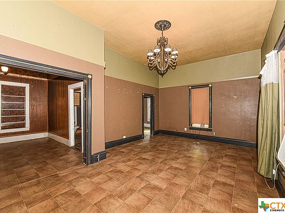 3rd image of 818 E Barton Ave