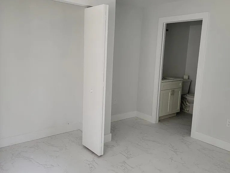 240 SW 7th St #9 — Photo 15