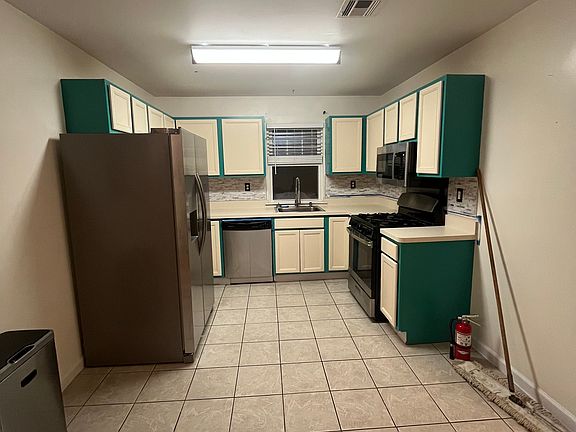 shared kitchen with microwave
new refrigerator with ice&water machine