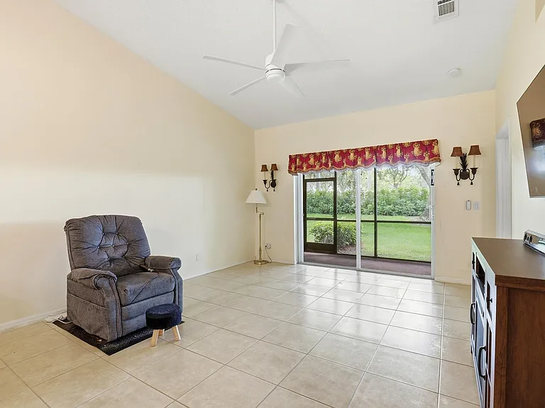 9363 Bridgeport Dr — Photo 43