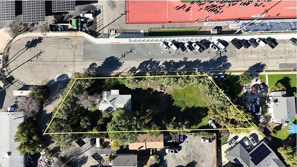 490 School St photo 1