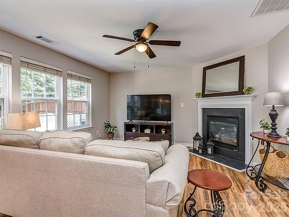 4th image of 10326 Haddington Dr NW
