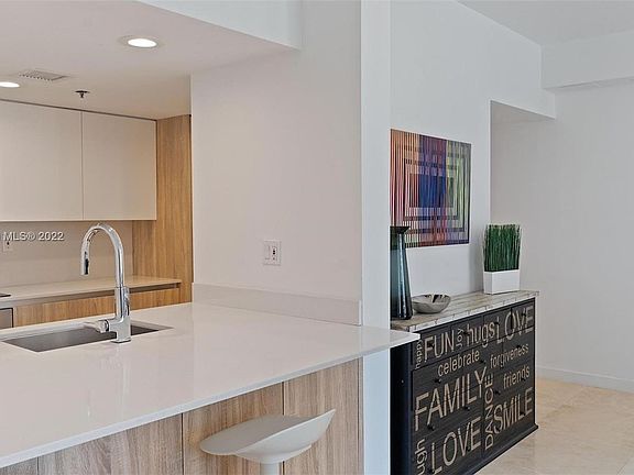 4th image of 540 Brickell Key Dr #Penthouse 1805