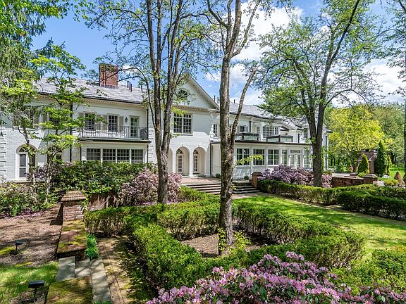 2nd image of 200 Pond Rd