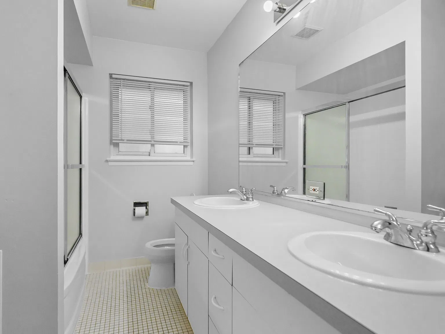 Comfortable Madison Heights Living - 3 Bed, 1 Bath Brick Ranch Available Now — Photo 4