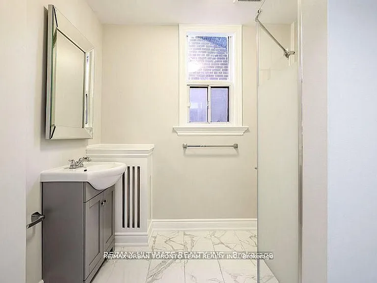745 Coxwell Ave #UPPER — Photo 16