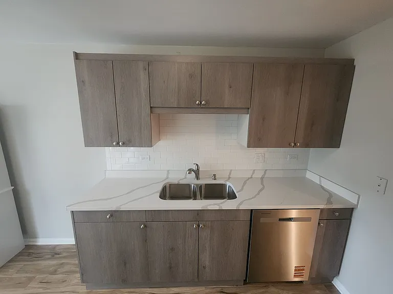 221 Norfolk Ct — Photo 5