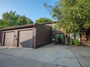 5570 Barton Rd UNIT 410, North Olmsted, OH