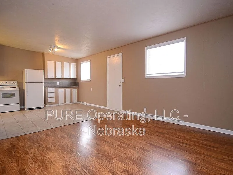 3 bed, 1.0 bath, 1695 sqft, $1,295 — Photo 2