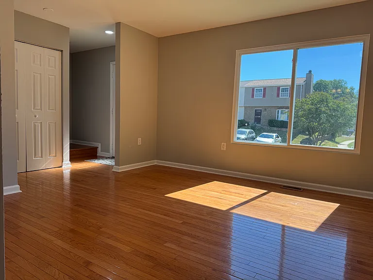 900 Nadine Ct — Photo 3